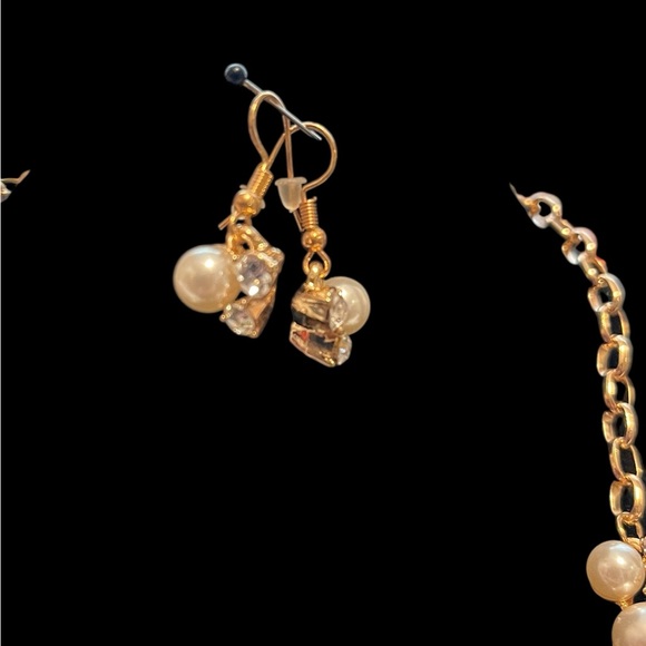 Pearl and rhinestone cluster 2pc necklace and earrings set. In gold tone. - Picture 6 of 7